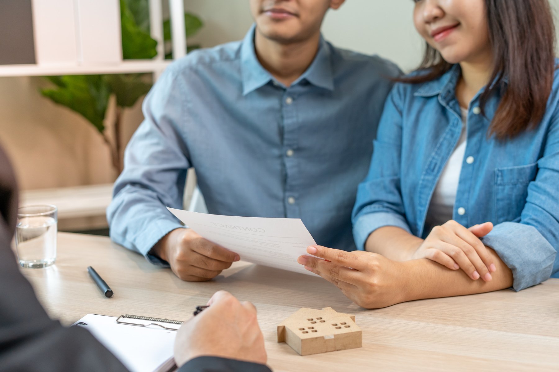 Selling home. Couple agrees to sign a sell house after a rea